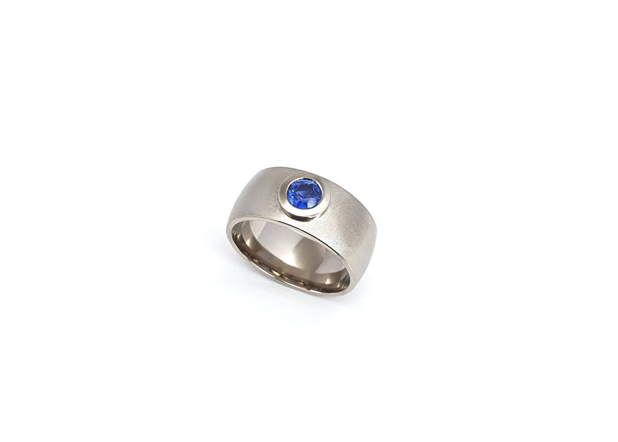 echt-es Unikat Ring, 750-Weißgold mit Saphir
