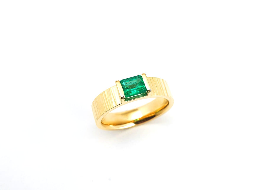 echt-es Unikat Kraftwerk-Ring, 750-Gelbgold mit Smaragd