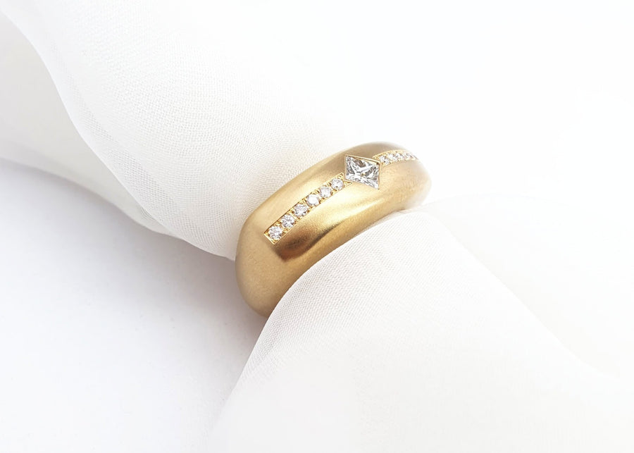 echt-es Unikat, Ring mit Diamant Princess und Brillant-Reihe, 750-Gelbgold