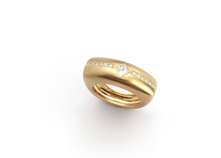 echt-es Unikat, Ring mit Diamant Princess und Brillant-Reihe, 750-Gelbgold