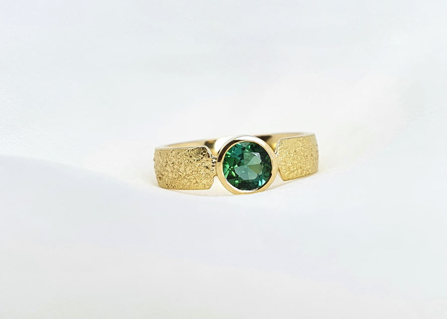 echt-es® Unikat Sternenstaub-Ring, 750-Gelbgold mit grünem Turmalin